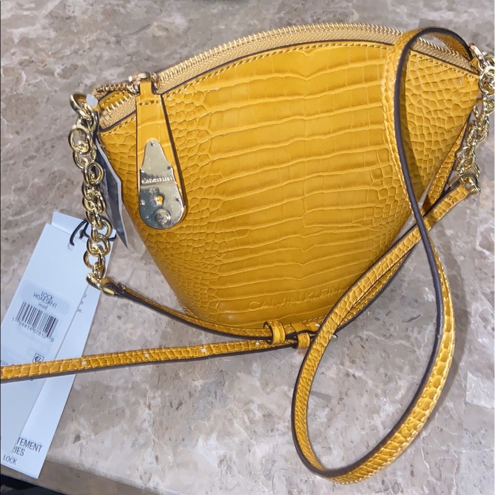 NWT🌼Calvin Klein Lock Embossed Crossbody Bucket